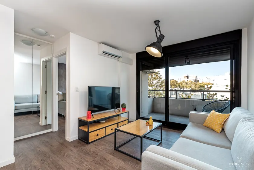 Discover an attractive and stylish apartment - Image 1