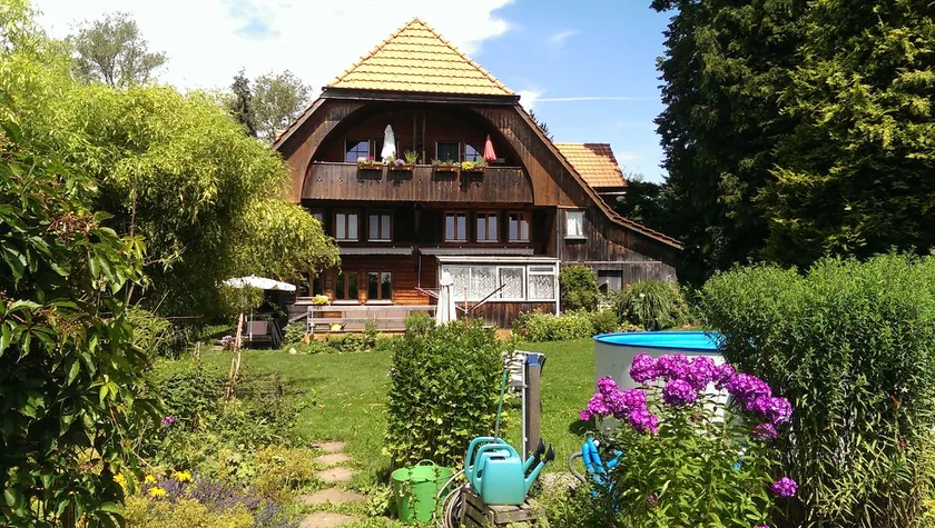 Staying in an old farmhouse in quiet area - Image 1