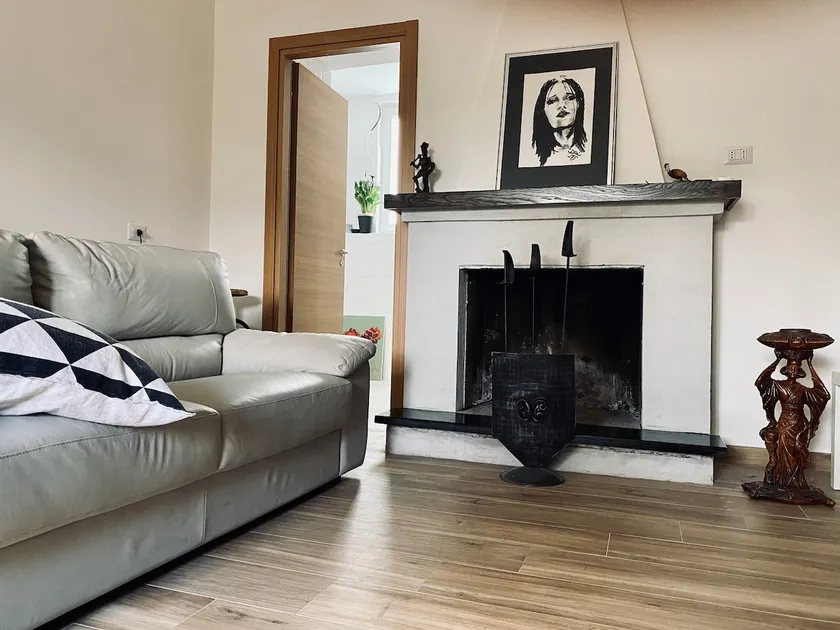 Deluxe suite with fireplace. - Image 1