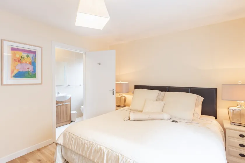 Killarney Centre Comfy Apt., 6ft king bed &Parking - Image 1