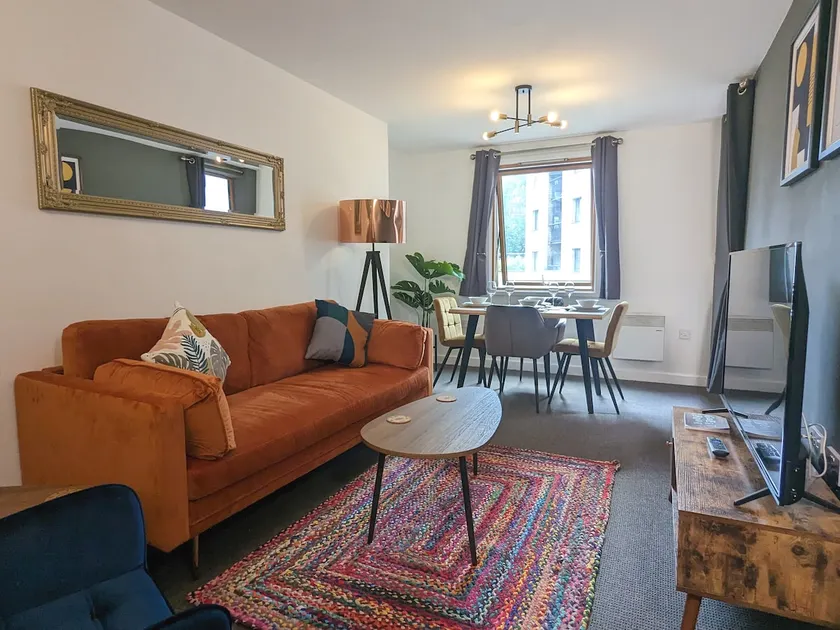 Stunning Modern Coventry City Centre Apartment - Image 1
