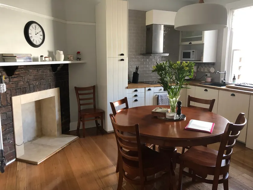 Charming Gatsby Terrace with free parking! - Image 1