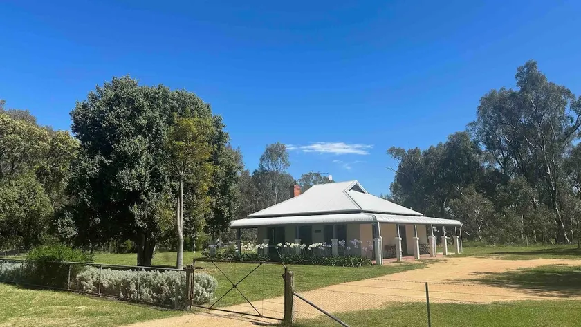 Avalon Farmstay. Quiet cottage on working farm - Image 1