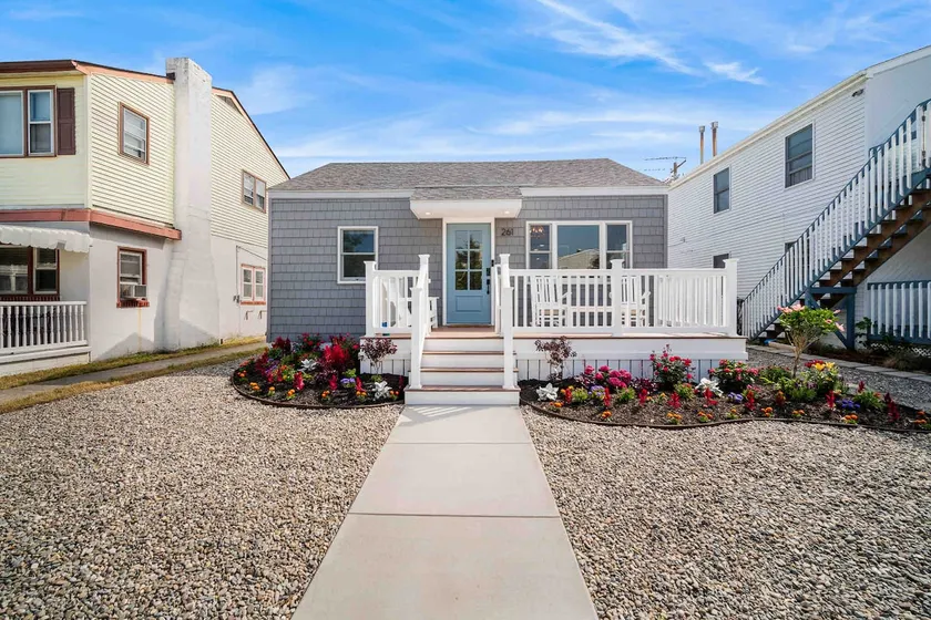 Beach bungalow - 1.5 blocks to the beach - outdoor shower! - Image 1