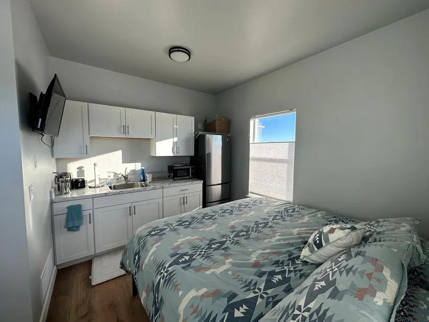 Adorable North Valley Studio - Image 1