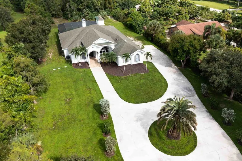 Luxury Home, Close to the Beach and Enclosed Pool. - Image 1