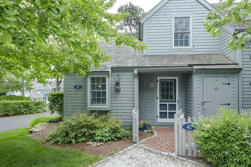 Cape Cod Cottage steps from Private Beach - Image 1