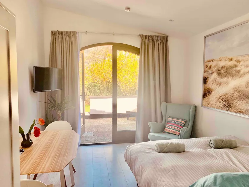 Boutique studio with private parking and patio 1 - Image 1