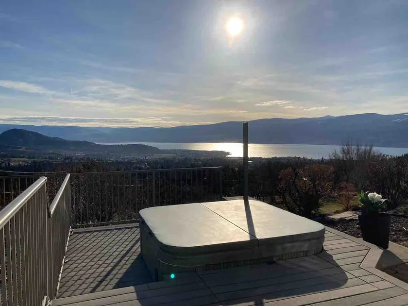 10 Acre Luxury Rosehill Estate:Heated Indoor Pool/Sauna/Hottub/Lakeview - Image 1