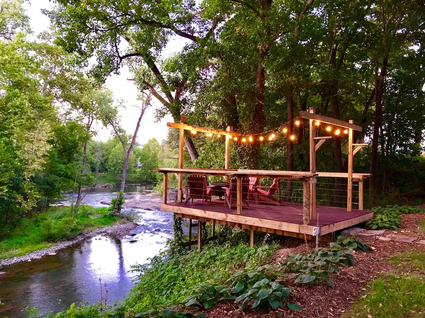 Riverfront Cottage by Caverns & Nat’l Parks - Image 1