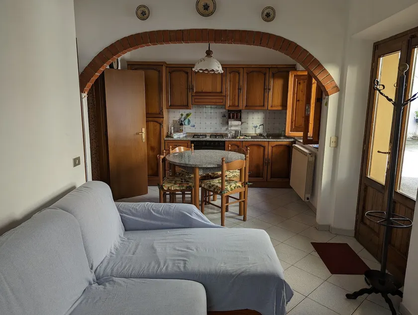 Hillside house with courtyard - Image 1
