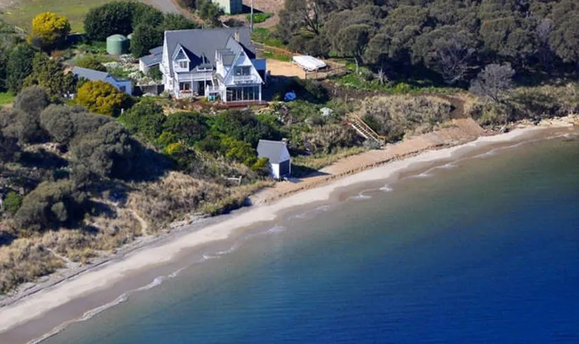 SALTCOTES BEACH HOUSE TASMANIA - Image 1