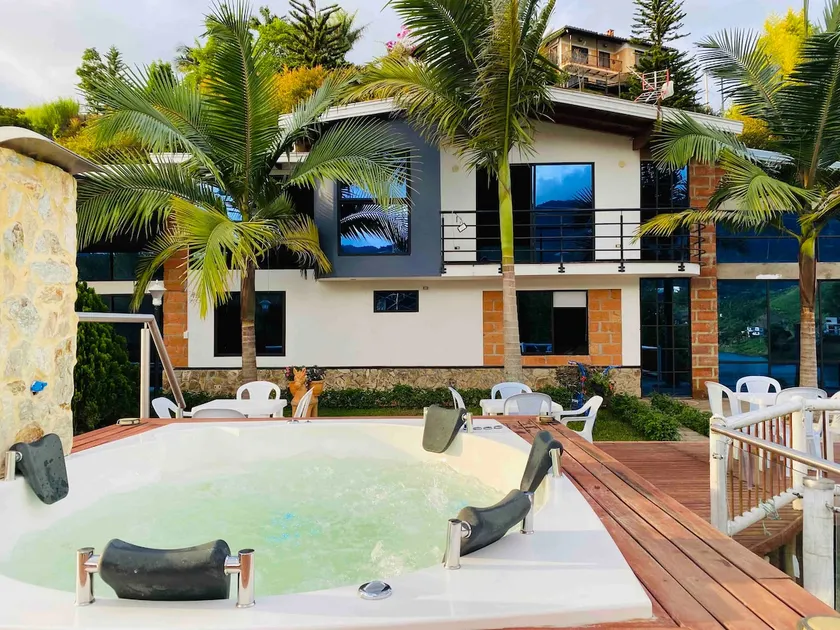 Luxury cabin with hot tub facing the lake - Image 1