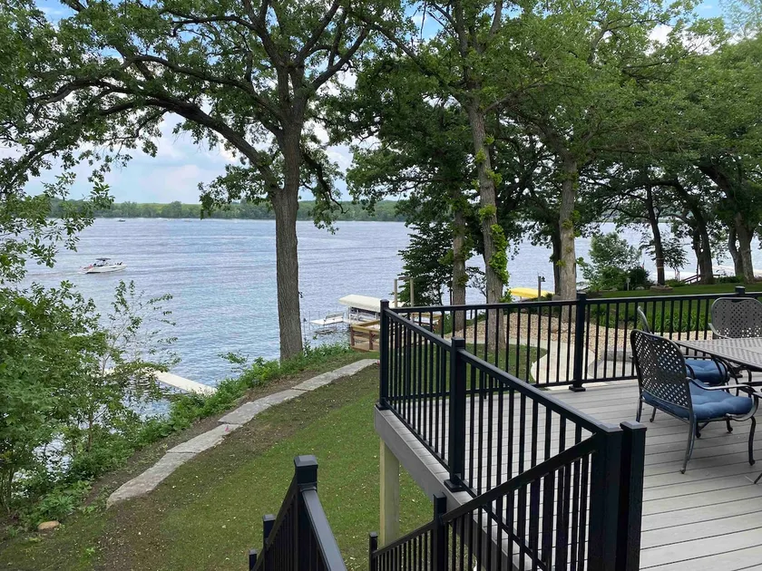 Lake front 4 bedroom home with private dock - Image 1