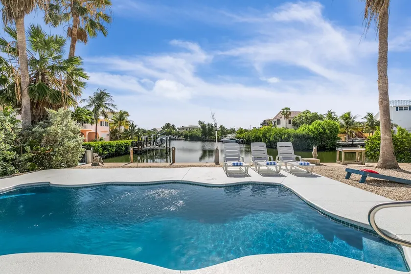 Sea Ray Cove w/ 80' Dock, Pool, Beach & Tiki Hut - Image 1