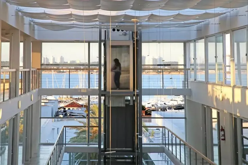 Exceptional New and Modern Apartment, steps from the Port - Image 1