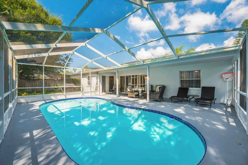 *Pool* 8.5 miles to Honeymoon Island. 4 bdr - Image 1