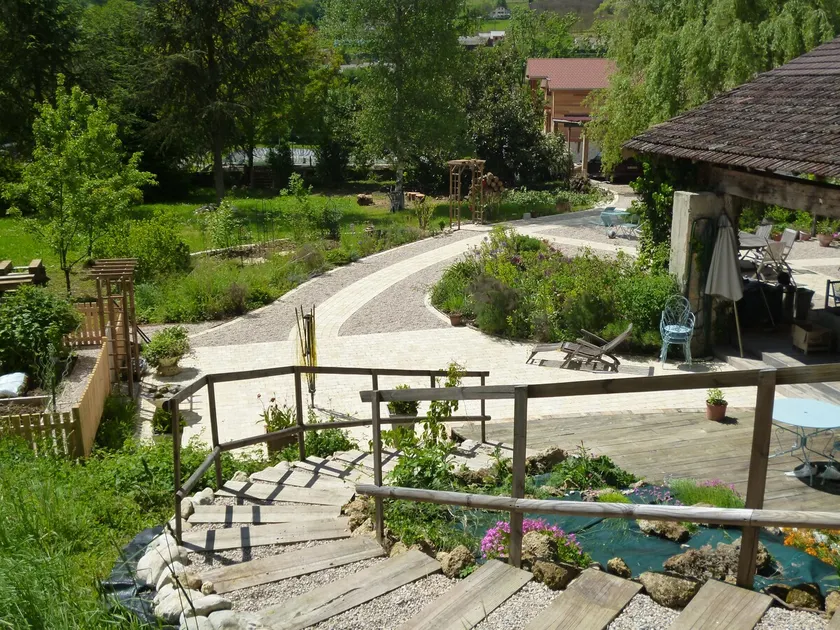 Peaceful Gîte with Pool, Canal & Bike Storage - Image 1