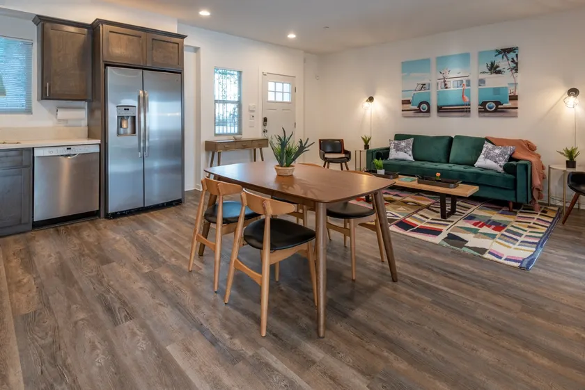 5 bedrooms 4 FULL baths near Convention Center - Image 1