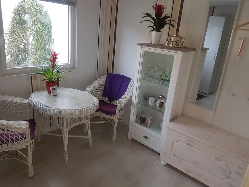 Cosy Apartment in Quiet Residential - Image 1