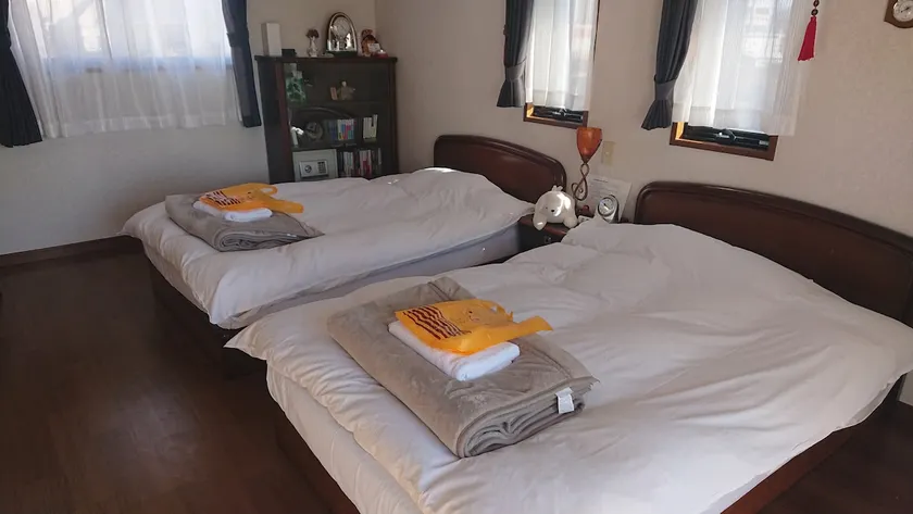 three quarter bed twin room 2Guesthouse Gifu SUAI - Image 1