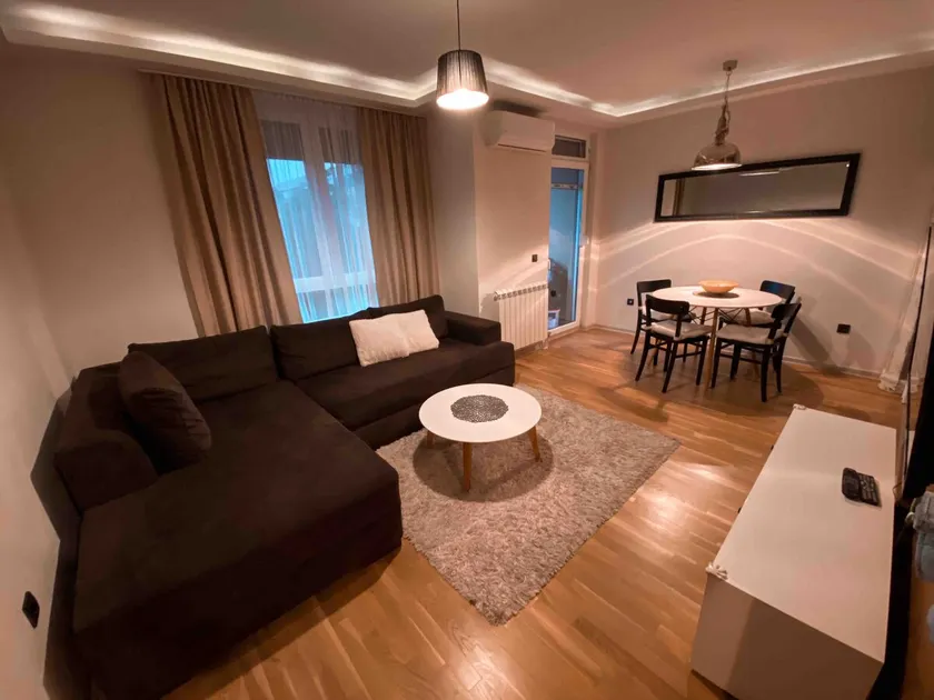 Luxury tent with parking in the city - Image 1