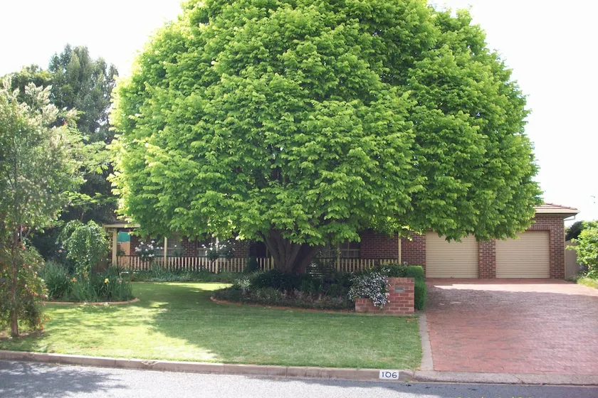 Spacious 4 Bedroom Home with Pool - Image 1