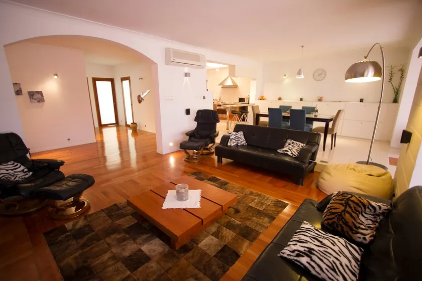 Sands - ground floor, seaviews, garden,jacuzzi spa - Image 1