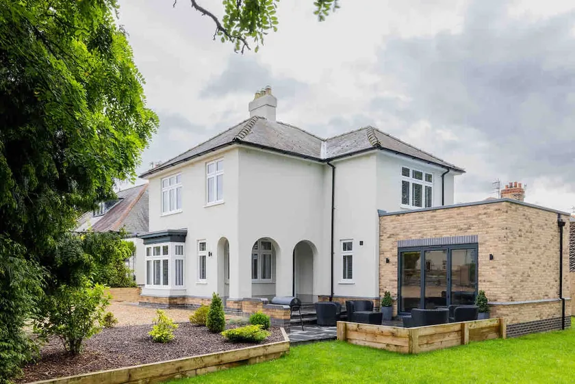 Executive 4-bed house in vibrant village center - Image 1