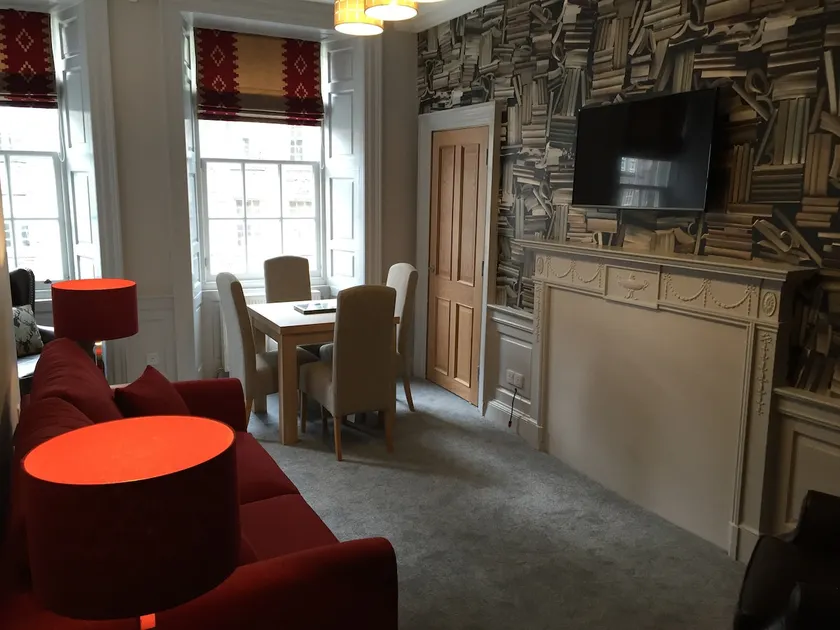 Royal Mile 2 bedroom 2 bathroom by Edinburgh Castle - Image 1
