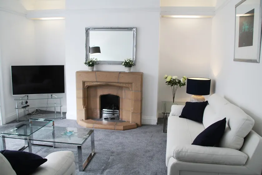 Llandudno by the Pier & Beaches - Great Location - Bright 2 - Bedroom Apt - Image 1