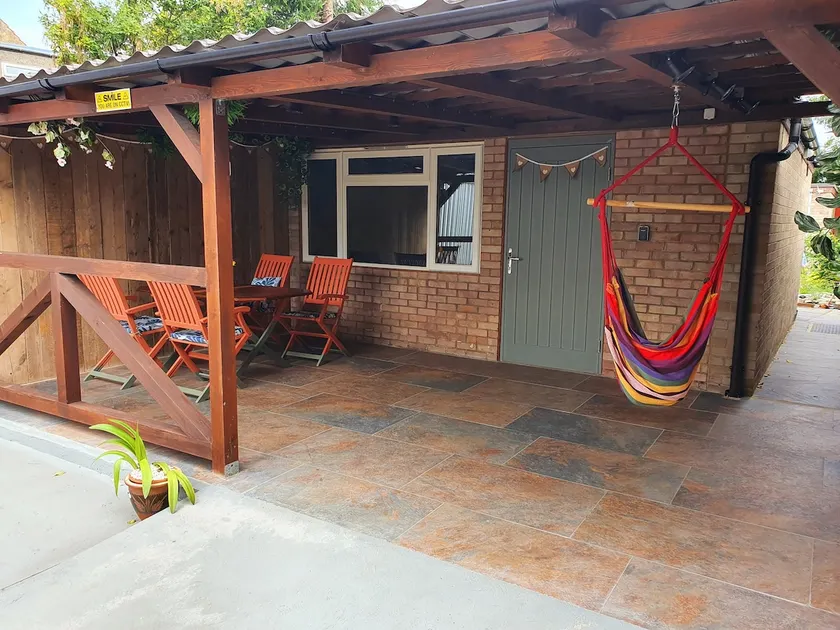DOG FRIENDLY little bungalow with patio & private driveway - Image 1