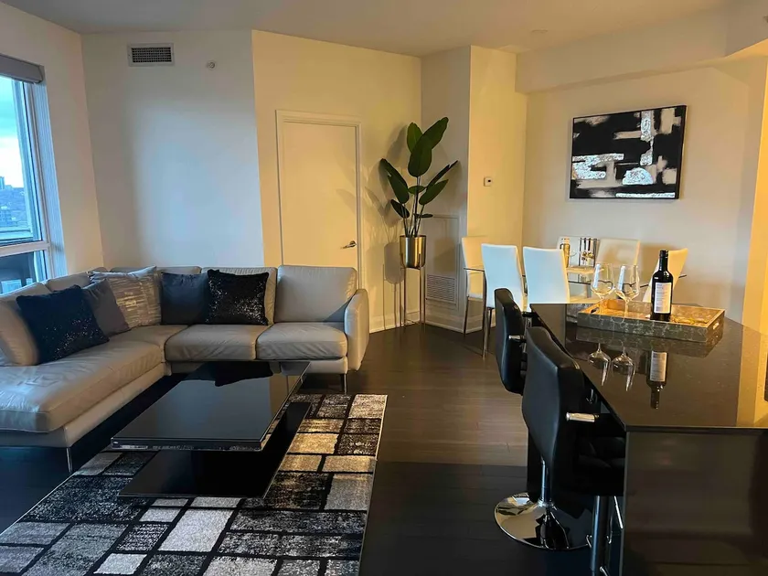 Modern LPH Condo in Toronto - Image 1