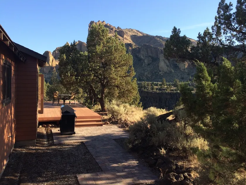 Fallen Snag Lodge next to Smith Rock State Park - Image 1