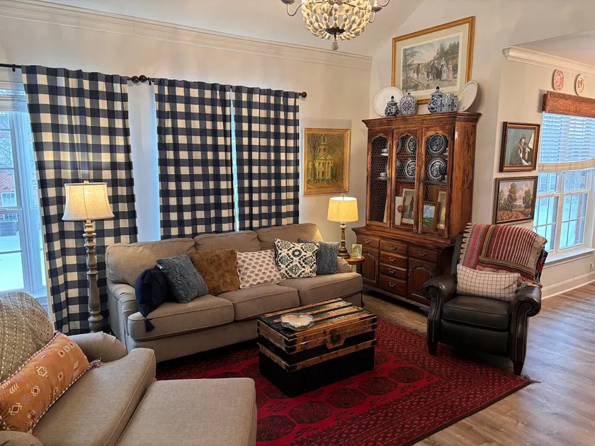 Game Day / Fall move-in / Graduation Rental - Image 1