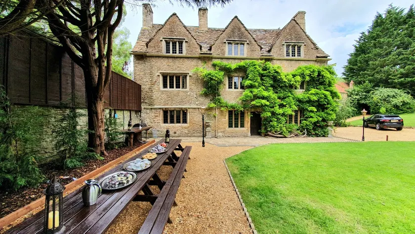 Huge 9 Bed Manor- Gardens, Play Area, Bomb Shelter - Image 1