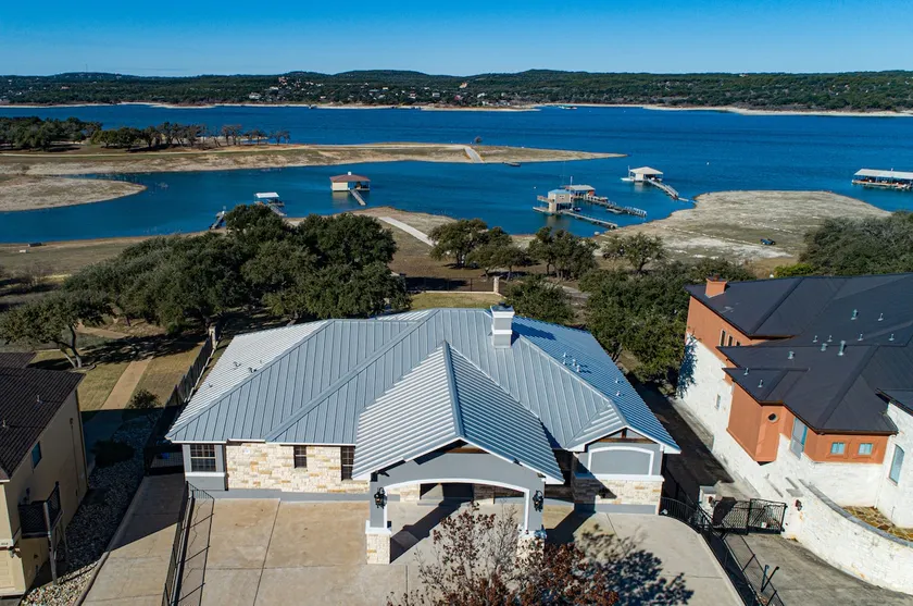 Lake Travis getaway with stunning views! - Image 1