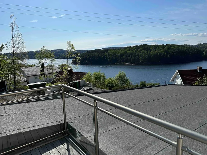 Wonderful modern holiday home with great lake views - Image 1