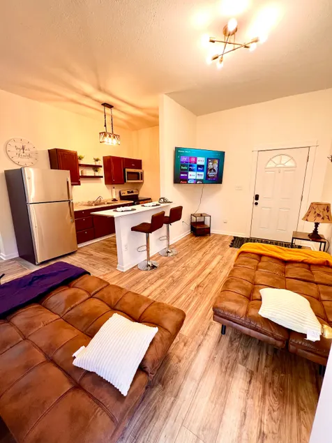 4Mi Downtown | Near Airport & Major Attractions - Image 1