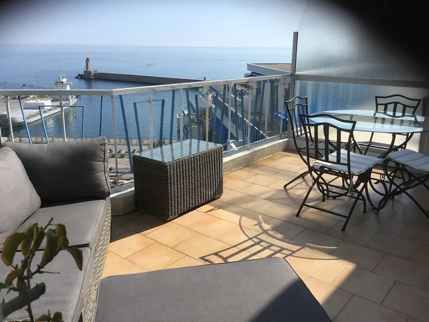 Rare, top floor terrace overlooking the sea - 2/4 p - Image 1
