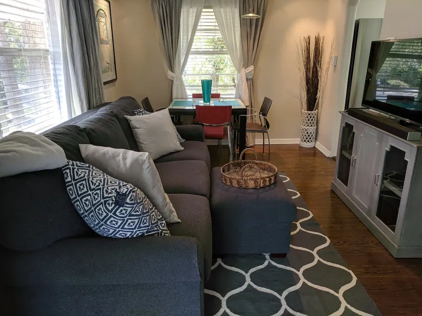 Upscale Urban Chic Apartment - Image 1