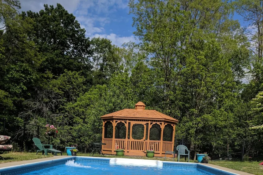 Nature's Corner Northampton-area Hot Tub Pet OK - Image 1