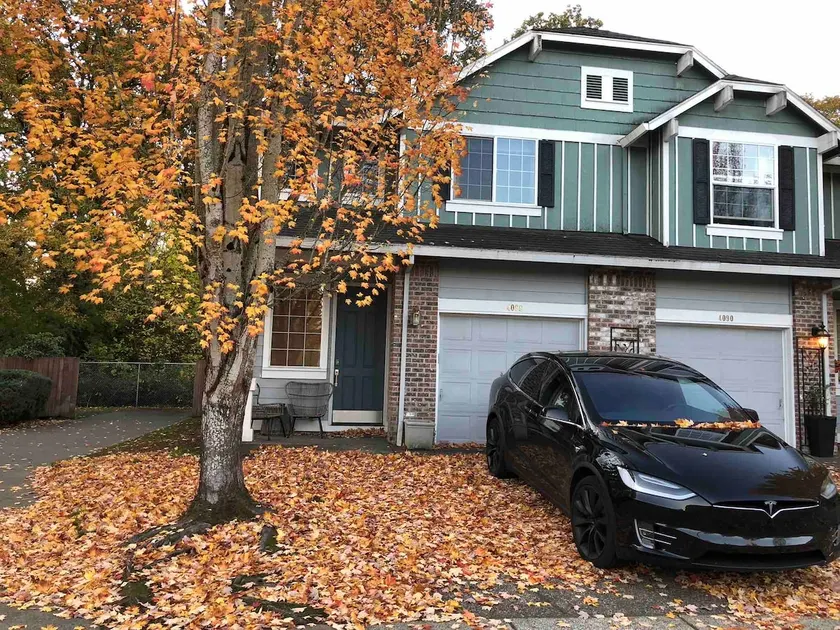 Modern 3-bedroom duplex close to Nike and Intel - Image 1