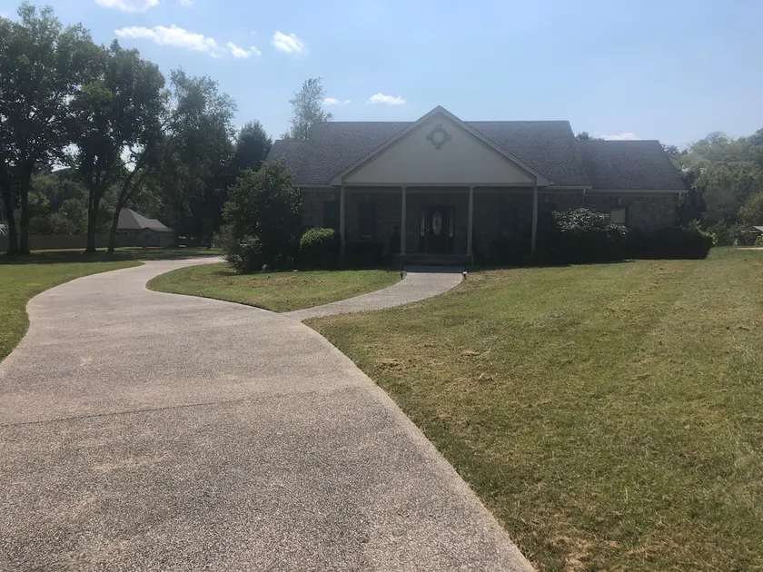 Private and modern family style home on 1 acre lot - Image 1