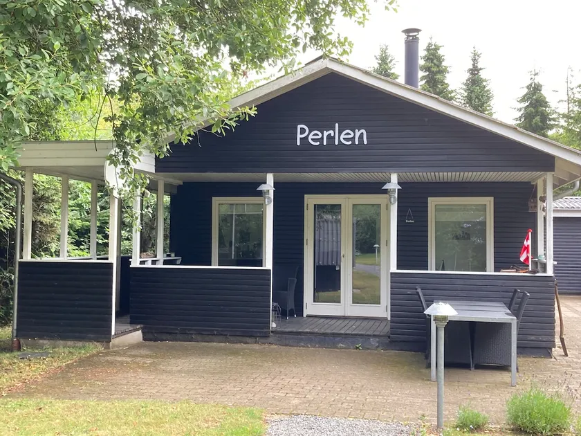 Cottage on a lovely natural plot and close to the water - Image 1