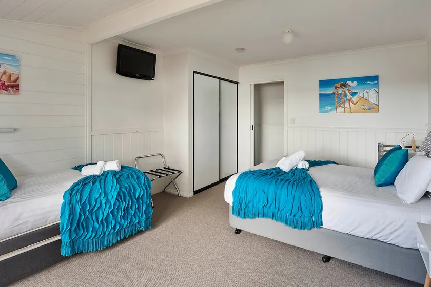 KINGFISHER COTTAGE Beachfront at the Binalong Bay - Image 1