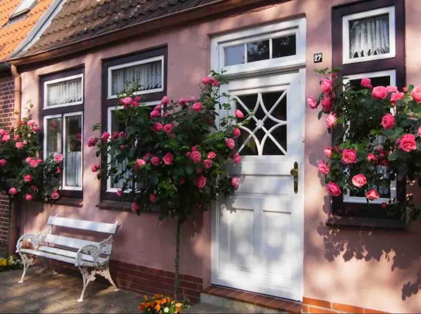 Romantic canal house with garden and direct water access - Image 1