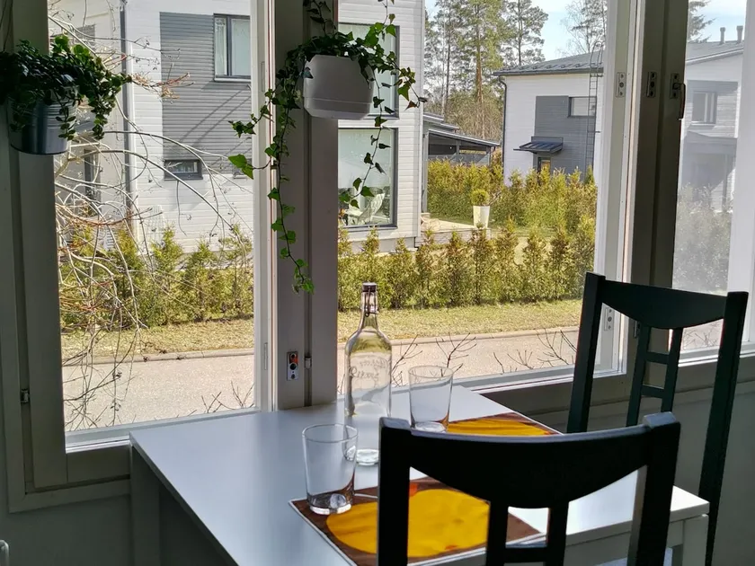 Private suite (32 m2) in a detached house in Espoo - Image 1