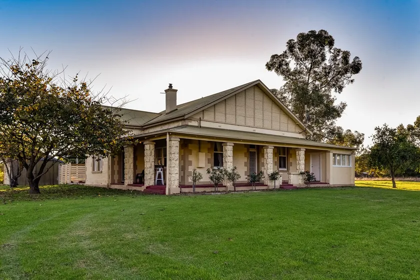 The Jazz (Entire House. All 4 Bedrooms) - Image 1