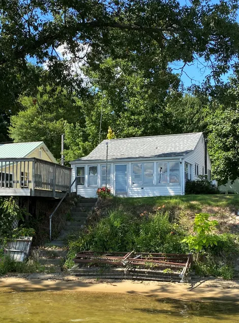 Charming Cottage on Beautiful Fish Lake - Image 1